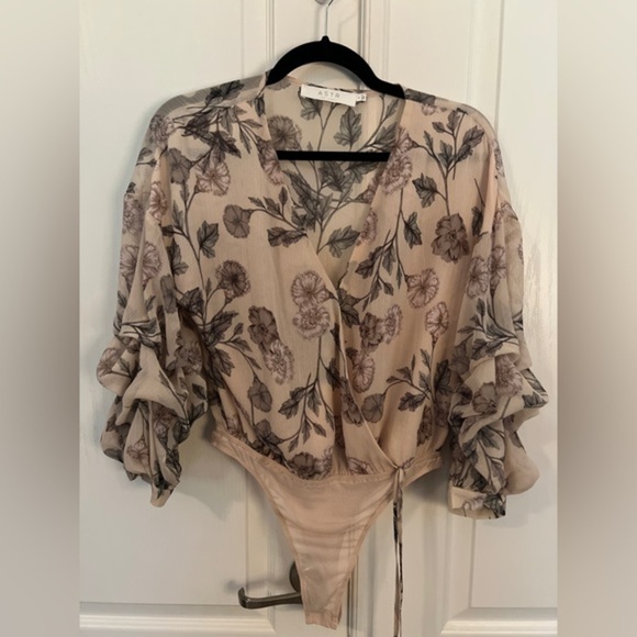ASTR THE LABEL S Willow Floral Print Crossover Bodysuit - Picture 15 of 16